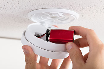 Replacing a battery on a smoke alarm